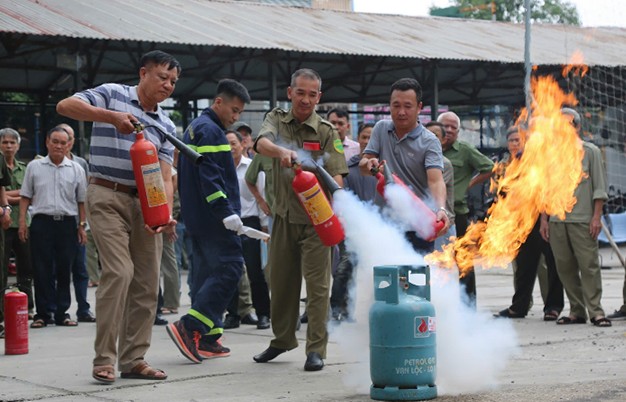 Hơn 600 đội viên bảo vệ cơ sở tập huấn phòng cháy, chữa cháy