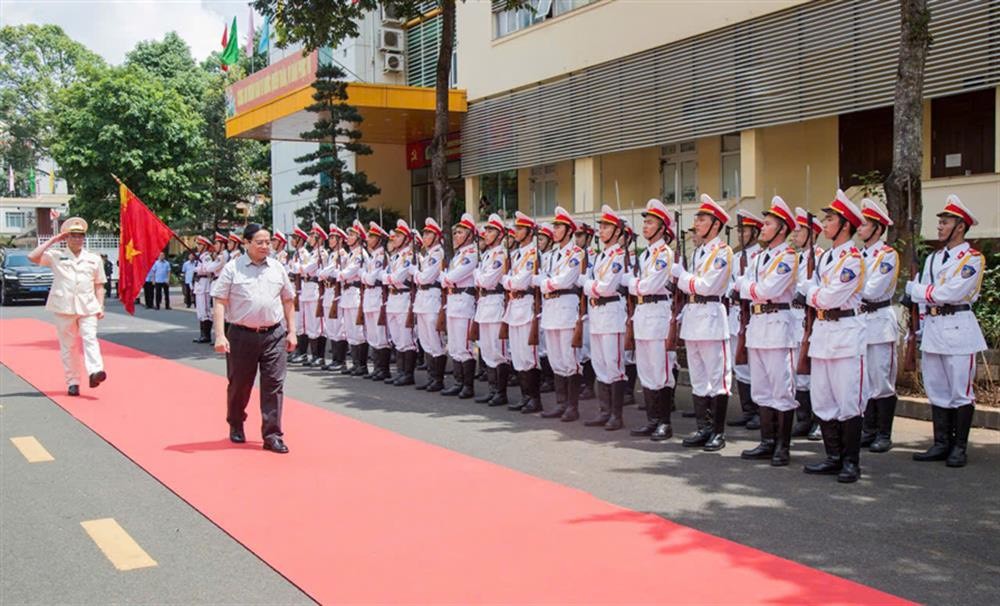 Thủ tướng Chính phủ Phạm Minh Chính duyệt Đội danh dự Công an tỉnh đắk Lawsk (Ảnh congandaklak