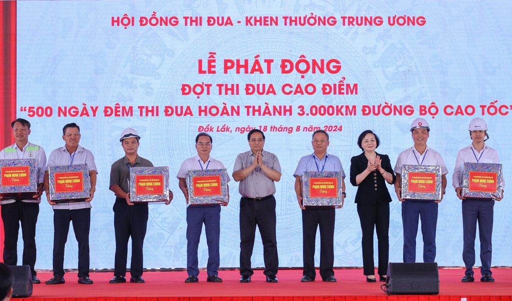 Thủ tướng Chính phủ Phạm Minh Chính tặng quà, động viên các chủ đầu tư, nhà thầu