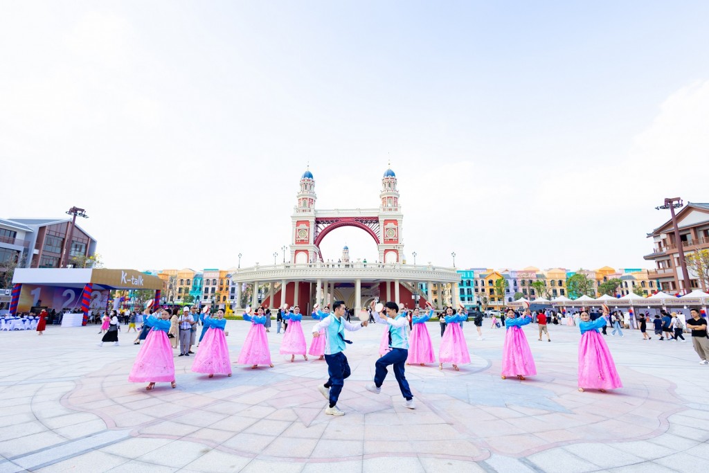 Chuyến hành trình đa tầng cảm xúc tại siêu Lễ hội Mùa thu 8WONDER Moon Festival