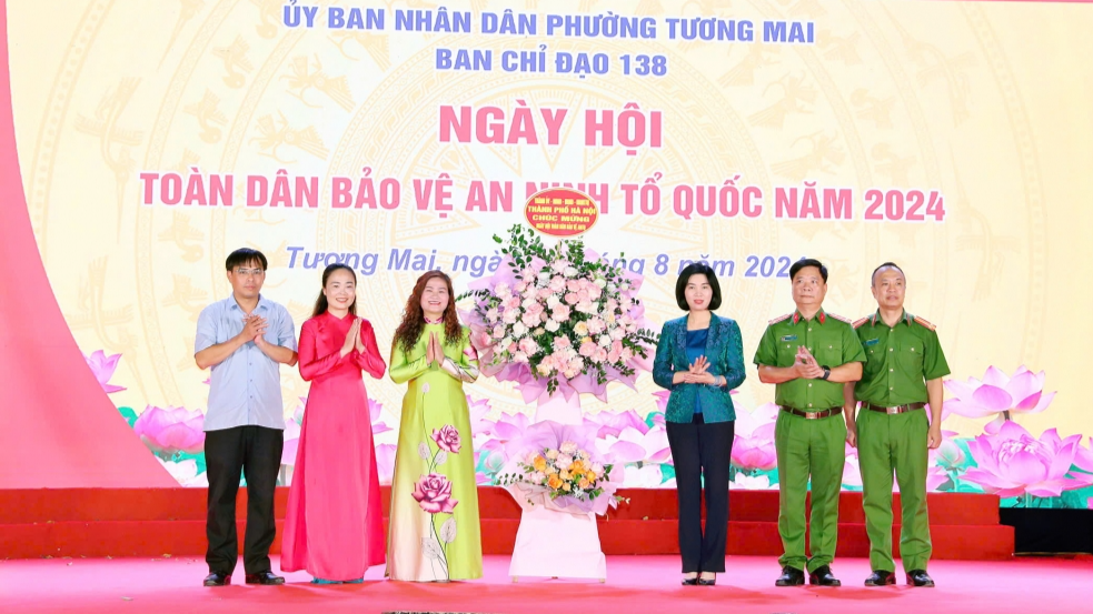 Phó Chủ tịch Thường trực HĐND TP Phùng Thị Hồng Hà tặng hoa, chúc mừng phường Tương Mai.