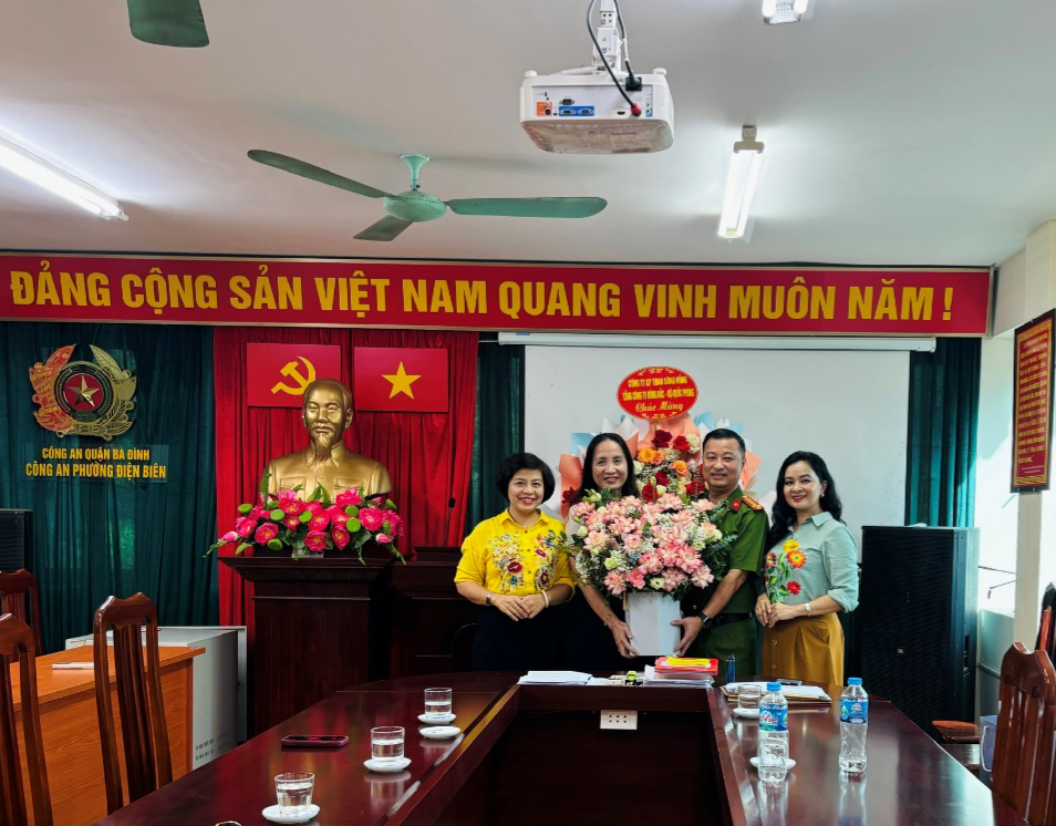 Tôn vinh cán bộ, chiến sĩ công an nhân kỷ niệm 79 năm Ngày truyền thống Tôn vinh cán bộ, chiến sĩ công an nhân kỷ niệm 79 năm Ngày truyền thống