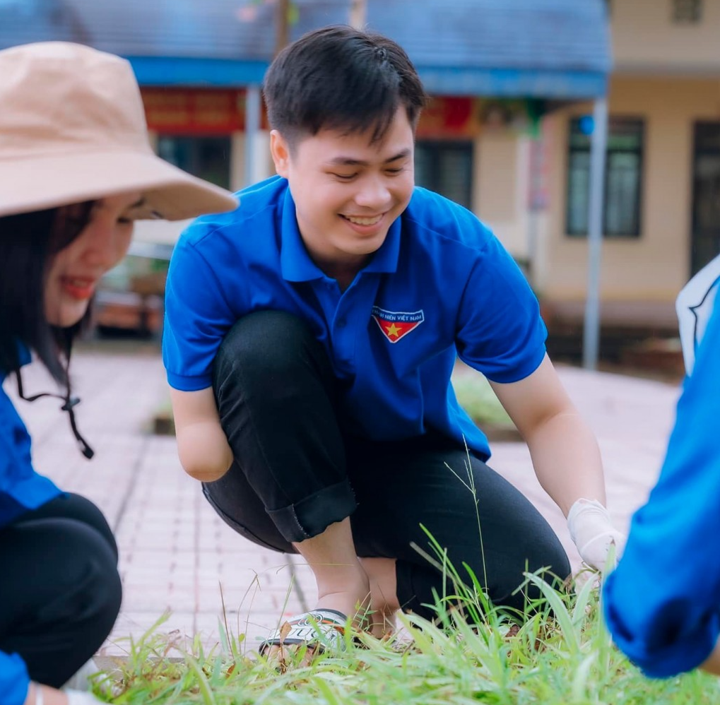 Nụ cười luôn nở trên mỗi trong hoạt động tình nguyện của chàng trai trẻ