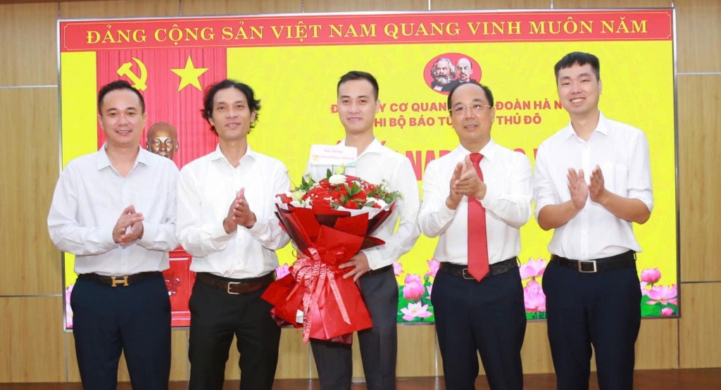 Đại diện Chi ủy, ban Biên tập, ban Thư ký Tòa soạn chúc mừng đồng chí Phạm Hồng Mạnh