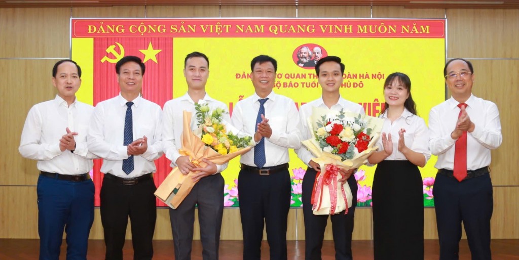 Đồng chí: Phùng Khải Lợi, Phó Bí thư Thường trực Đảng ủy khối các cơ quan TP Hà Nội; Đàm Quốc Lịch, Ủy viên Ban Thường vụ, Chủ nhiệm Ủy ban Kiểm tra, Đảng ủy khối các cơ quan TP Hà Nội, Nguyễn Đức Tiến, Phó bí thư Thường trực Thành đoàn, Nguyễn Đức Tuấn, Phó Bí thư Thường trực Đảng ủy Thành đoàn chụp ảnh lưu niệm với Chi bộ Báo Tuổi trẻ Thủ đô.