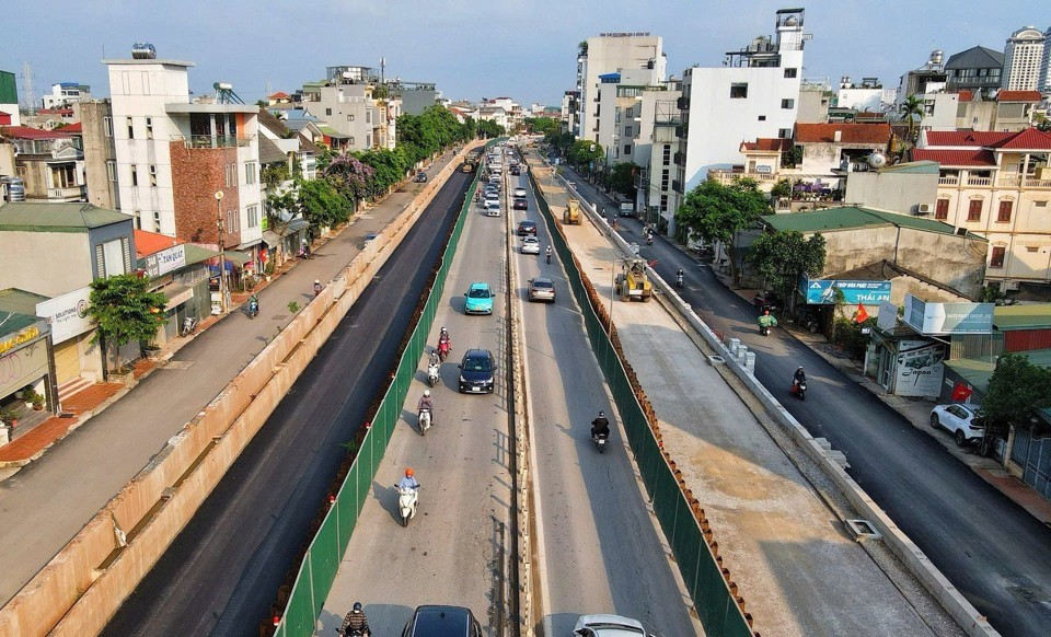 Phân luồng giao thông trên tuyến đường Âu Cơ để hạn chế ùn tắc