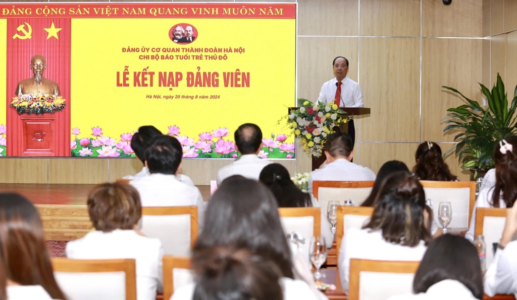 Quang cảnh lễ kết nạp đảng viên mới.