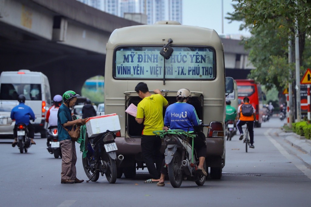 Yêu cầu xử lý nghiêm tình trạng “xe dù, bến cóc”