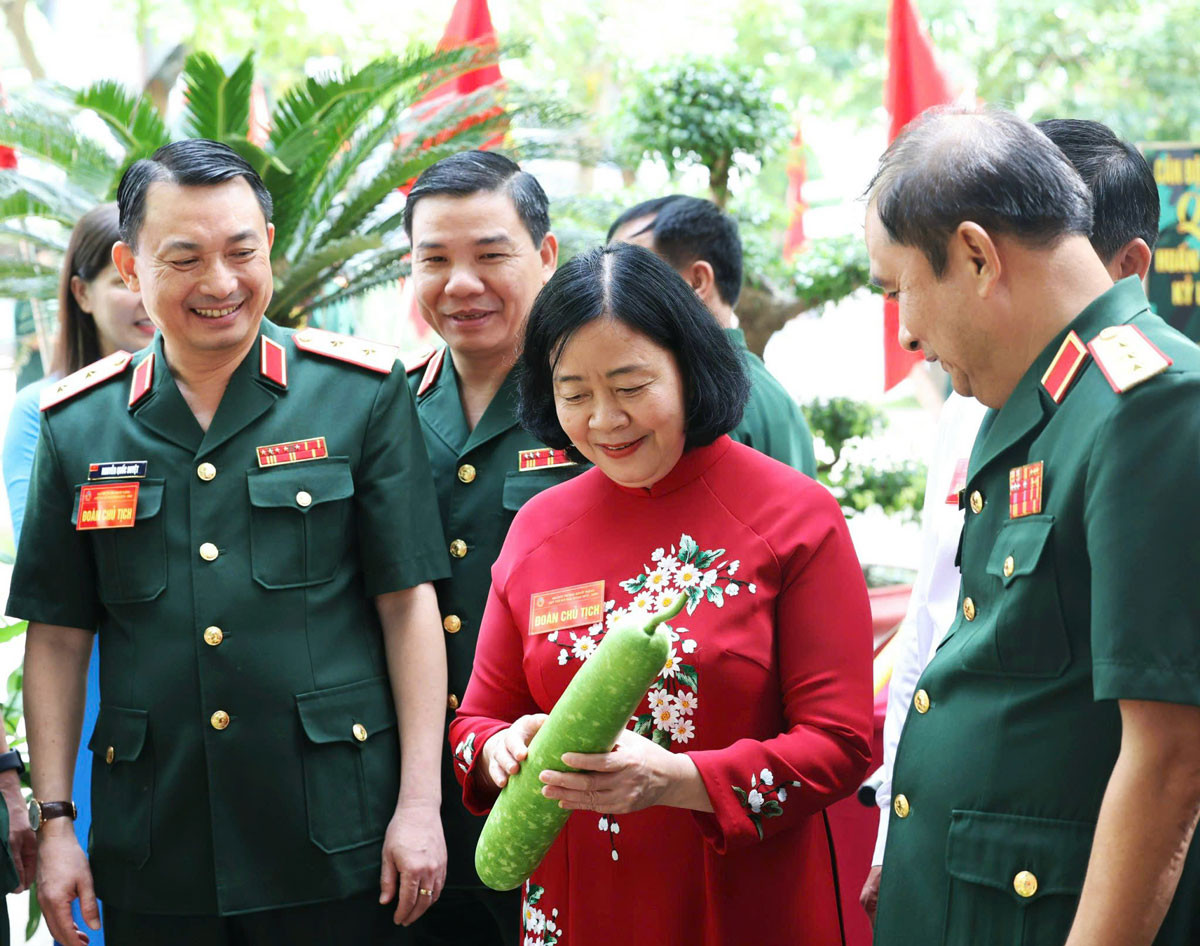 Bí thư Thành ủy Bùi Thị Minh Hoài dự Đại hội Thi đua Quyết thắng lực lượng vũ trang Thủ đô
