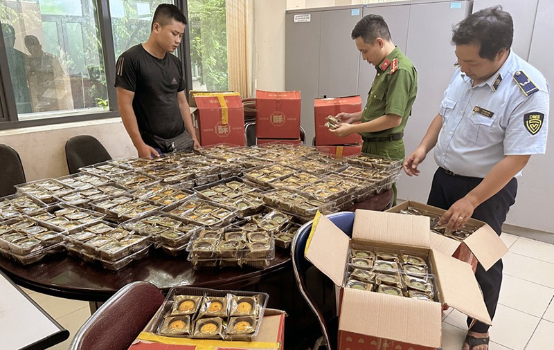 Lưc lượng chức năng thu giữ các sản phẩm bánh Trung thu không đảm bảo an toàn vệ sinh thực phẩm