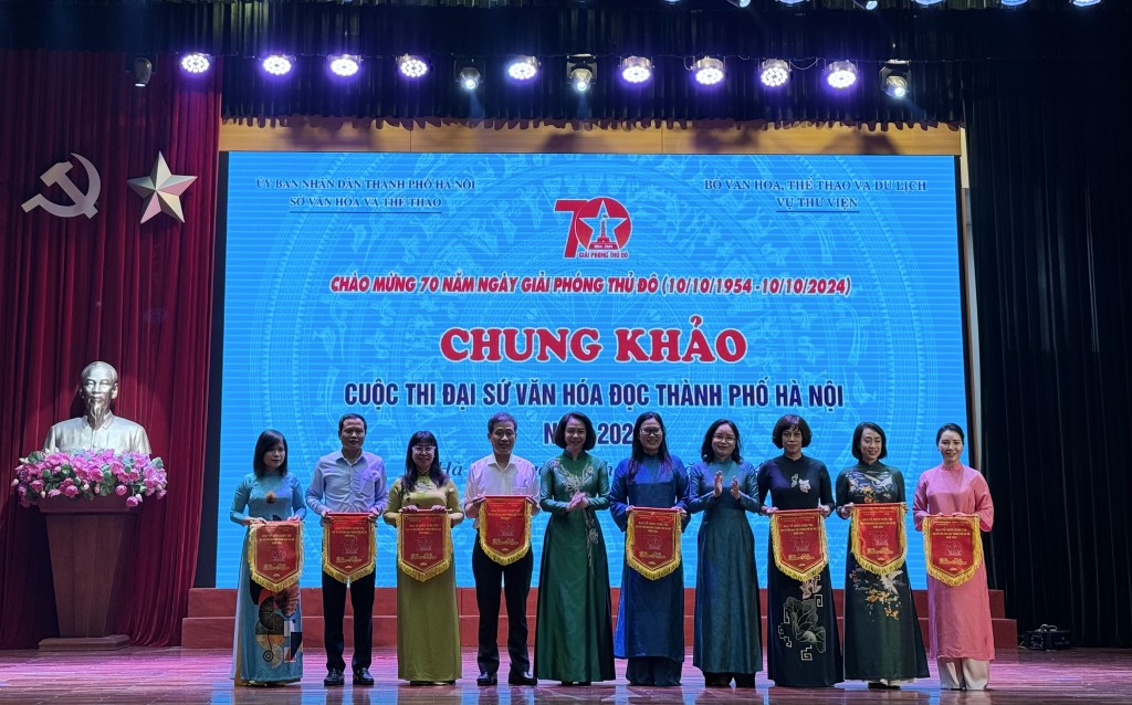 Đồng chí Trịnh Thị Thuỷ - Thứ trưởng Bộ Văn hoá, Thể thao và Du lịch và đồng chí Vũ Thu Hà - Phó Chủ tịch UBND thành phố Hà Nội trao cờ lưu niệm tới các đội vào vòng Chung khảo