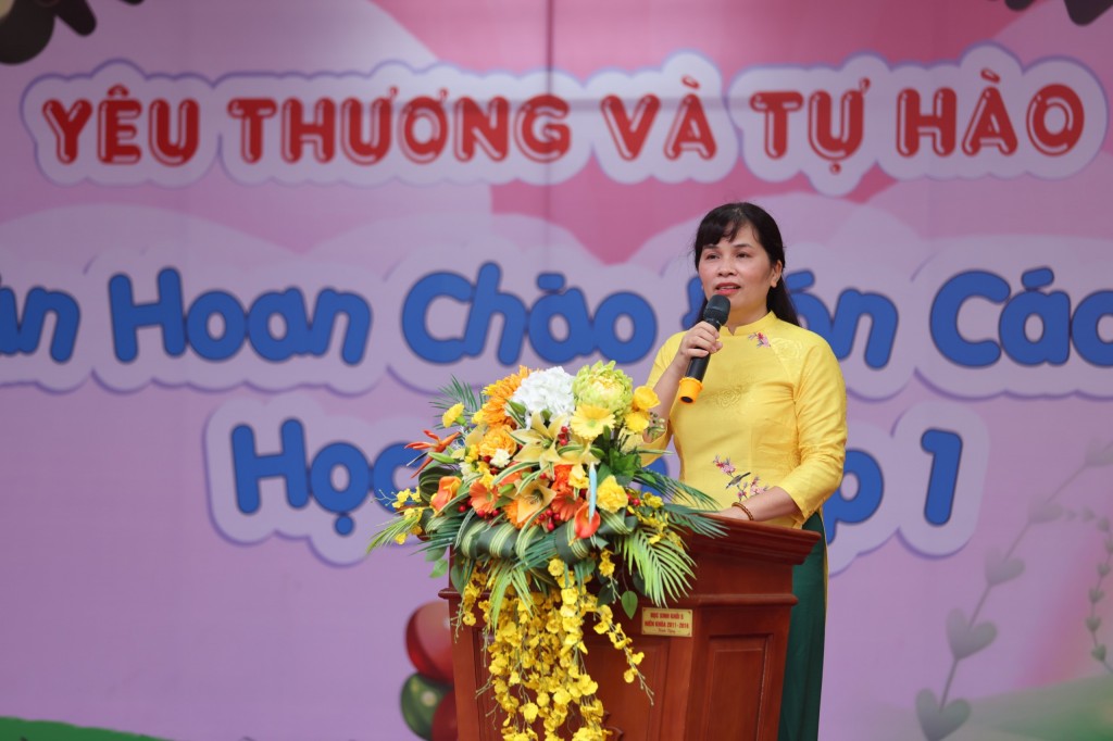 Học sinh lớp 1 Tiểu học Văn Khê hân hoan ngày đầu đến trường