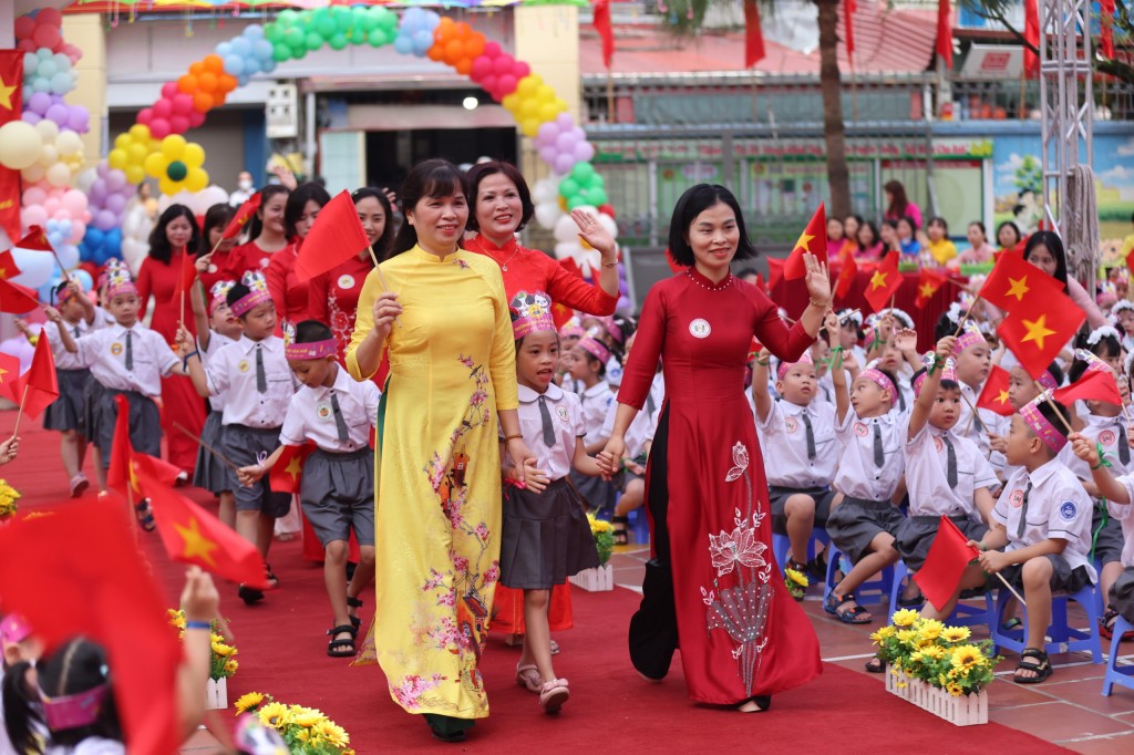 Học sinh lớp 1 Tiểu học Văn Khê hân hoan ngày đầu đến trường