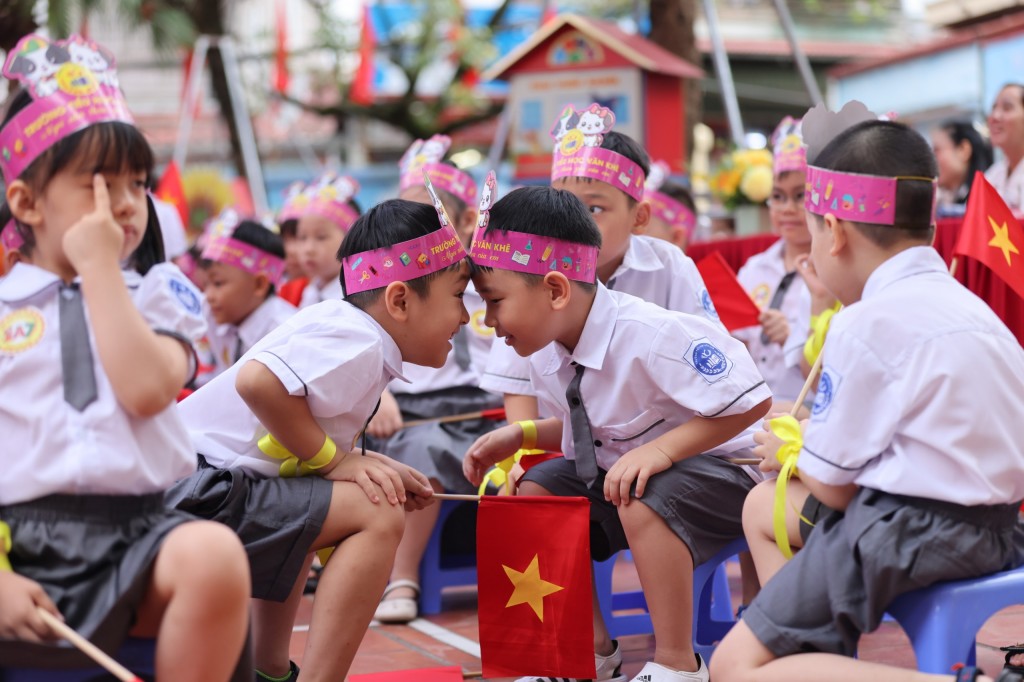 Học sinh lớp 1 Tiểu học Văn Khê hân hoan ngày đầu đến trường