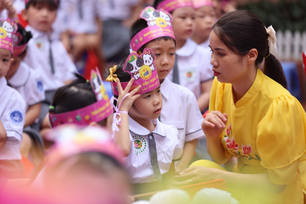 Học sinh lớp 1 Tiểu học Văn Khê hân hoan ngày đầu đến trường