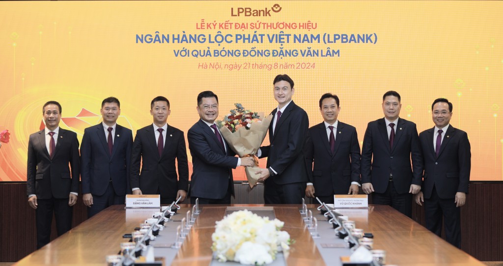 Ông Bùi Thái Hà, Phó chủ tịch HĐQT LPBank, tặng hoa cho Quả bóng đồng 2023 Đặng Văn Lâm - Đại sứ thương hiệu của Ngân hàng Lộc Phát Việt Nam