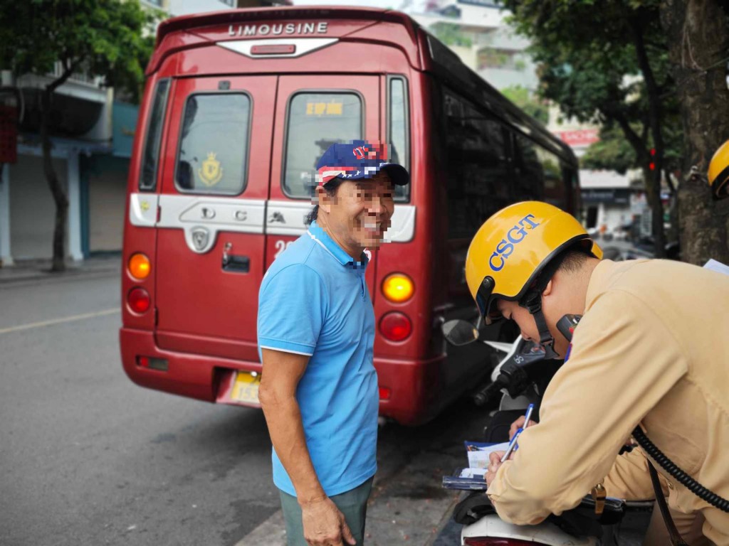 Hàng loạt nhà xe bị tuýt còi vì hoạt động “xe dù, bến cóc”