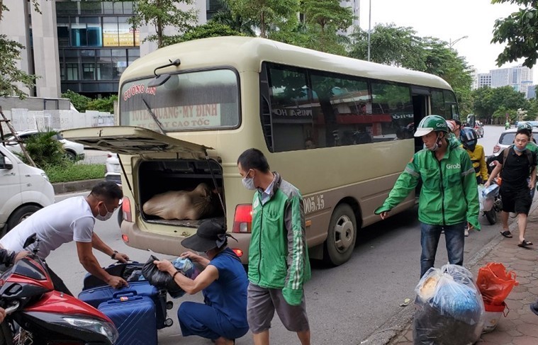 Hàng loạt nhà xe bị tuýt còi vì hoạt động “xe dù, bến cóc”