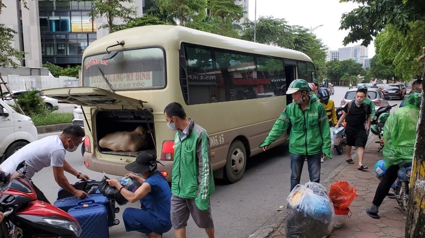 Hàng loạt nhà xe bị tuýt còi vì hoạt động “xe dù, bến cóc”