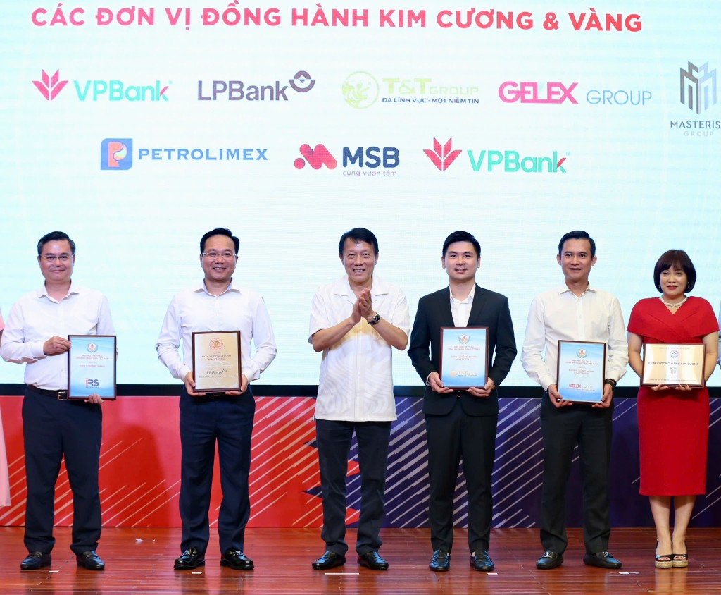 Ảnh 1: Phó Chủ tịch HĐQT T&T Group Đỗ Vinh Quang (thứ ba từ phải sang) nhận bảng danh vị nhà đồng hành Kim cương từ Hiệp hội thể thao CAND.