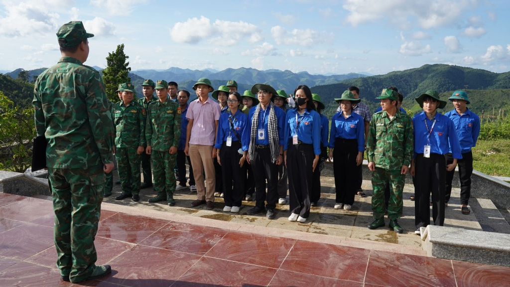 Lễ chào cột mốc biên giới Việt - Lào