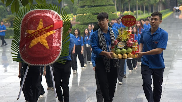 Đoàn viên thanh niên dâng hương tưởng niệm tại Nghĩa trang Liệt sỹ Quốc gia A1