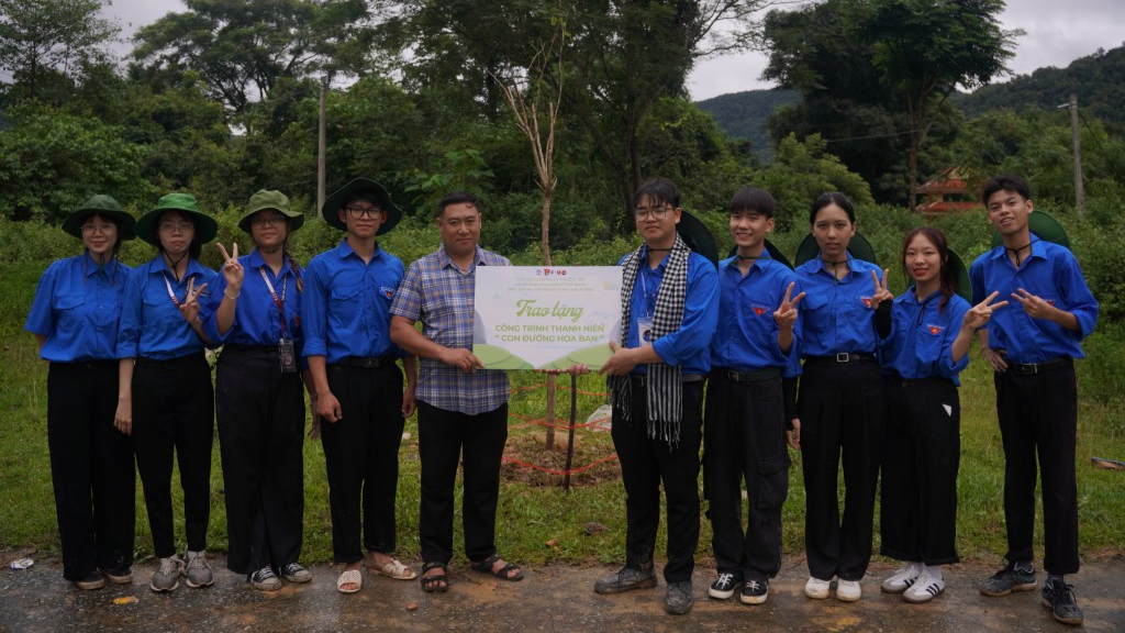 Trao tặng tặng công trình “Con đường hoa ban”