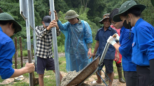 Thi công công trình “Thắp sáng đường quê”