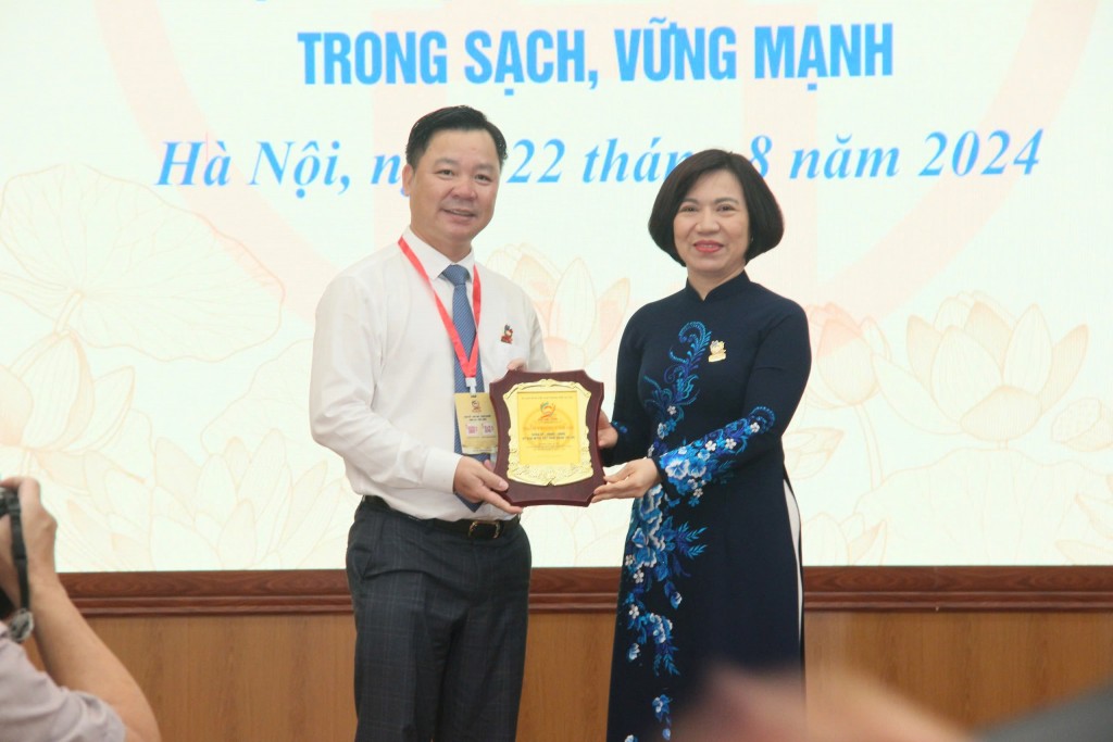 Phó Chủ tịch Thường trực Ủy ban MTTQ Việt Nam thành phố Hà Nội Nguyễn Sỹ Trường trao thư cảm ơn của Ủy ban MTTQ Việt Nam Thành phố tới Quận ủy - HĐND - UBND - Ủy ban MTTQ Việt Nam quận Tây Hồ.