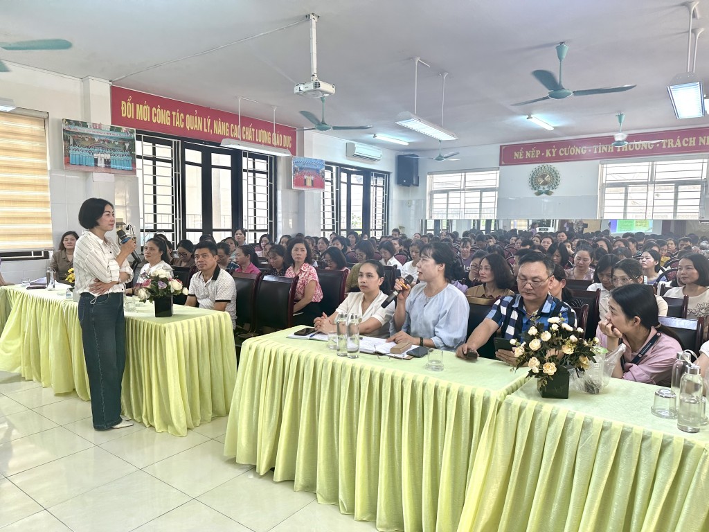 Hiệu trưởng, đại diện các trường học trên địa bàn Hà Đông trao đổi và hỏi đáp tại hội trường