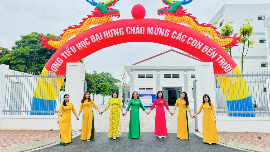 Nhà giáo Phùng Thị Anh Hà - Hiệu trưởng trường Tiểu học Đại Hưng (áo dài xanh) và cán bộ giáo viên trường Tiểu học Đại Hưng