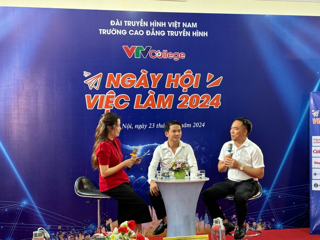 Sôi nổi ngày hội việc làm dành cho sinh viên báo chí, truyền thông