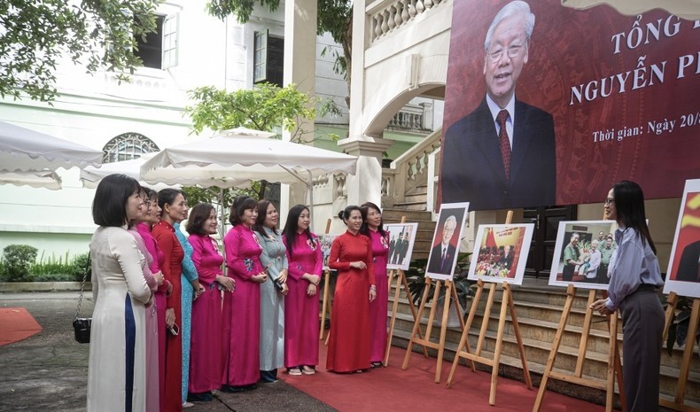 Các giáo viên trường Mầm non Bà Triệu (Hoàn Kiếm, Hà Nội) nghe thuyết minh về cuộc đời, sự nghiệp của Tổng Bí thư Nguyễn Phú Trọng.