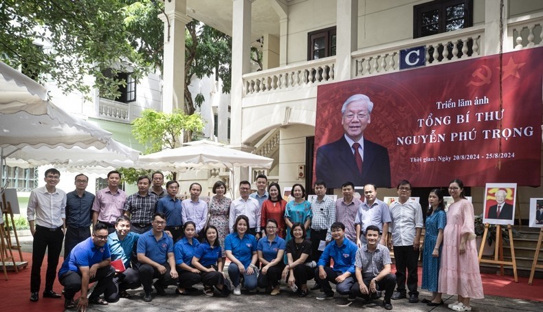 Tổng Biên tập Báo Nhân Dân Lê Quốc Minh chụp ảnh lưu niệm với đoàn tham quan của Hội Nhà báo Việt Nam