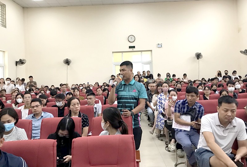 Đại diện các vị phụ huynh nêu những băn khoăn việc tuyển sinh tại trường Tiểu học Tây Mỗ 3 