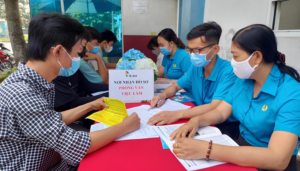 Người lao động được tư vấn các chính sách về việc làm và tìm hiểu về Bản đồ việc làm Long An (Ảnh: Lê Quang)