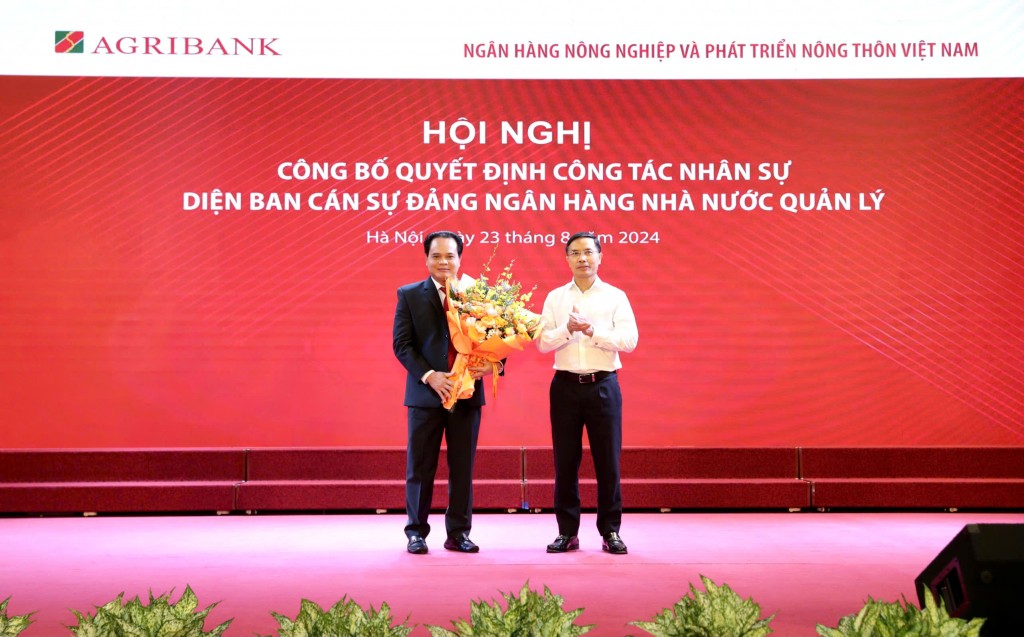 Đ/c Phạm Đức Ấn, Bí Thư Đảng ủy, Chỉ tịch HĐTV Agribank – tặng hoa chúc mừng đồng chí Vương Hồng Lĩnh nhận nhiệm vụ