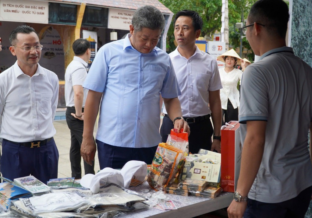 Đa dạng các gian hàng OCOP được Phó Chủ tịch thành phố Hà Nội khảo sát