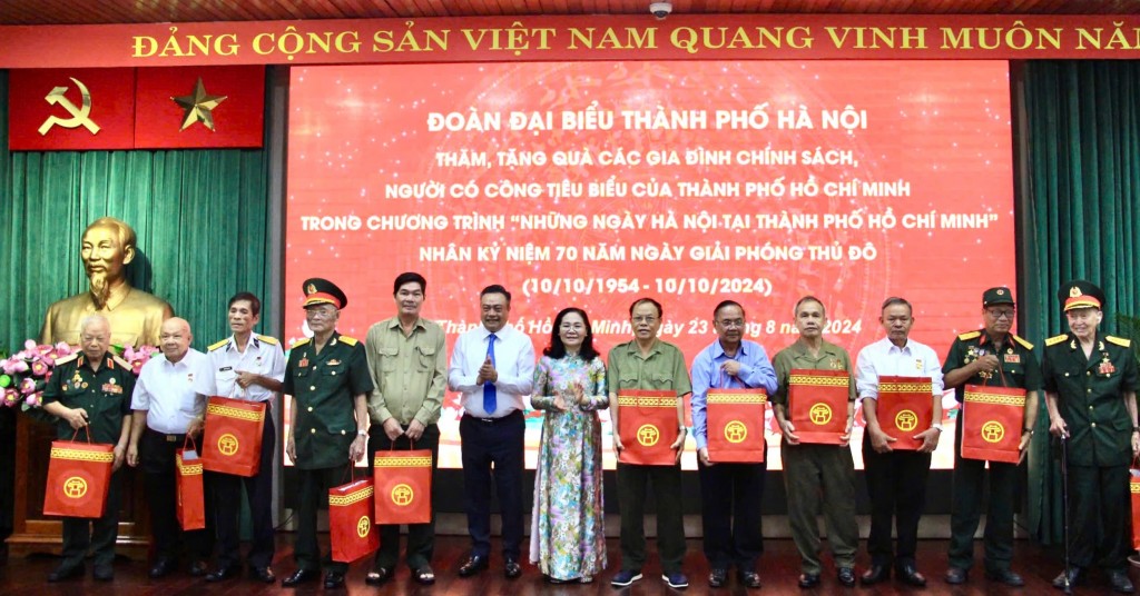 Những món quà ý nghĩa được trao nhân dịpchào mừng kỷ niệm 70 năm Ngày Giải phóng Thủ đô (10/10/1954 - 10/10/2024)