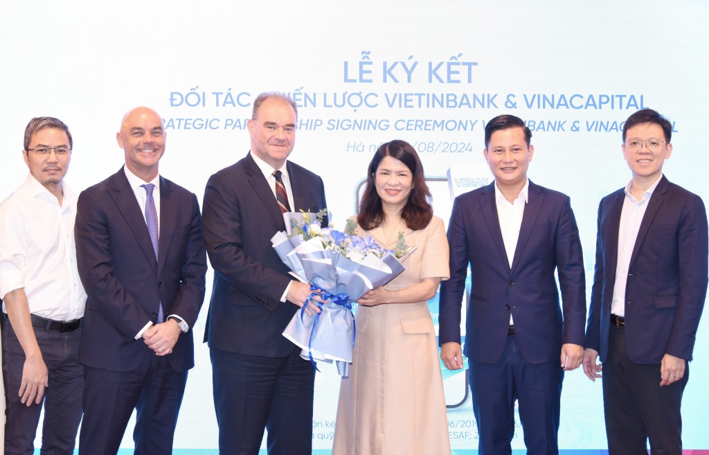 Bà Phạm Thị Thanh Hoài – Thành Viên HĐQT VietinBank chúc mừng lễ ký kết