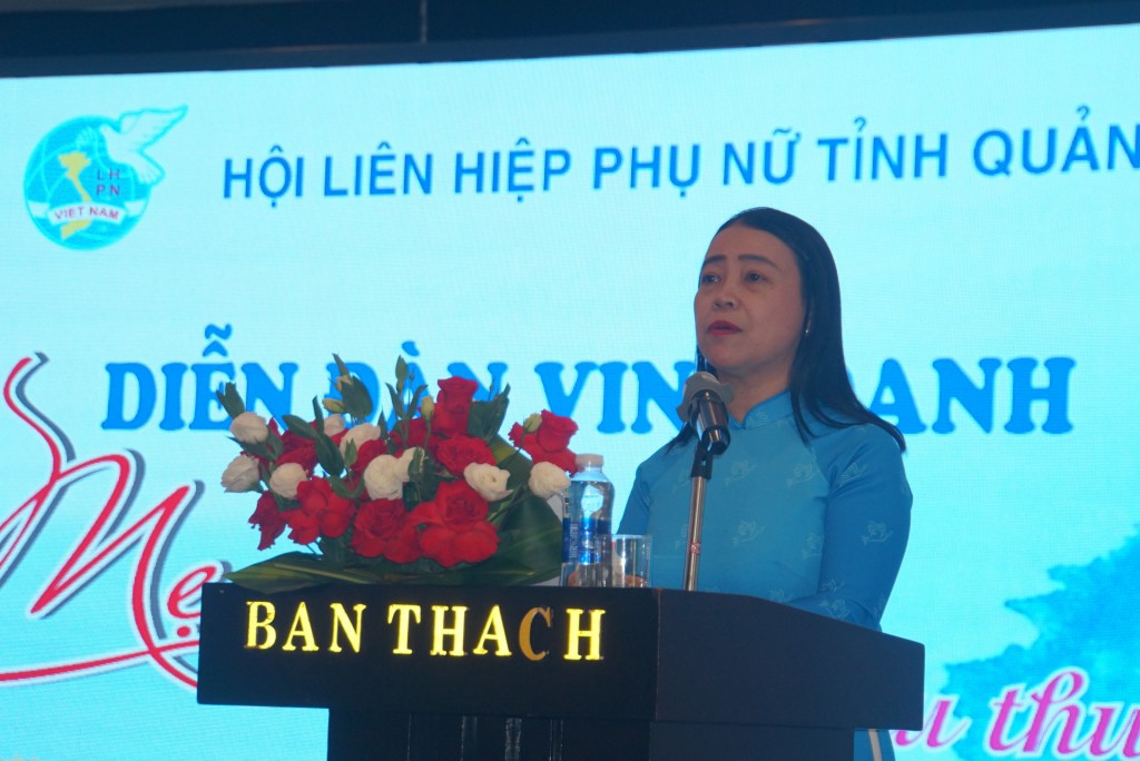 Bà Đặng Thị Lệ Thủy - Chủ tịch Hội LHPN tỉnh Quảng Nam phát biểu tại diễn đàn