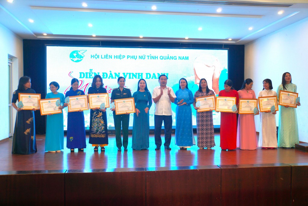 Tặng biểu trưng vinh danh cá nhân, tập thể có thành tích xuất sắc trong thực hiện chương trình “Mẹ đỡ đầu”