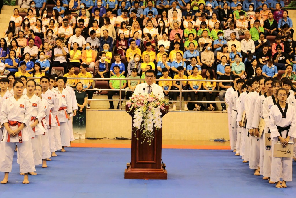 Ông Đỗ Đình Hồng, Thành ủy viên, Giám đốc Sở Văn hóa và Thể thao thành phố Hà Nội phát biểu khai mạc giao lưu thể thao. 