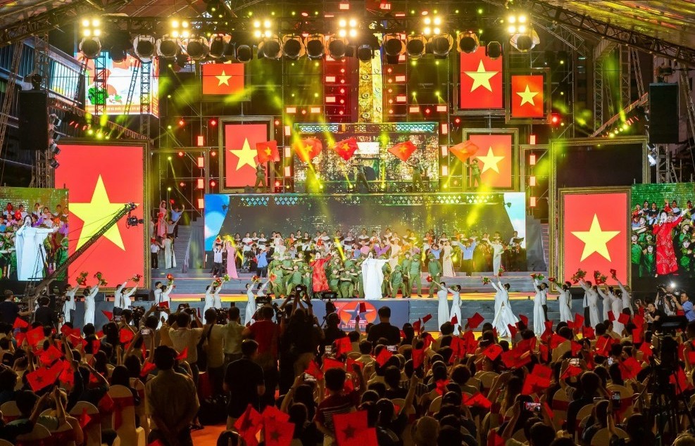 Tổng đạo diễn Phạm Hoàng Giang khắc họa thành công "Dấu son Hà Nội"