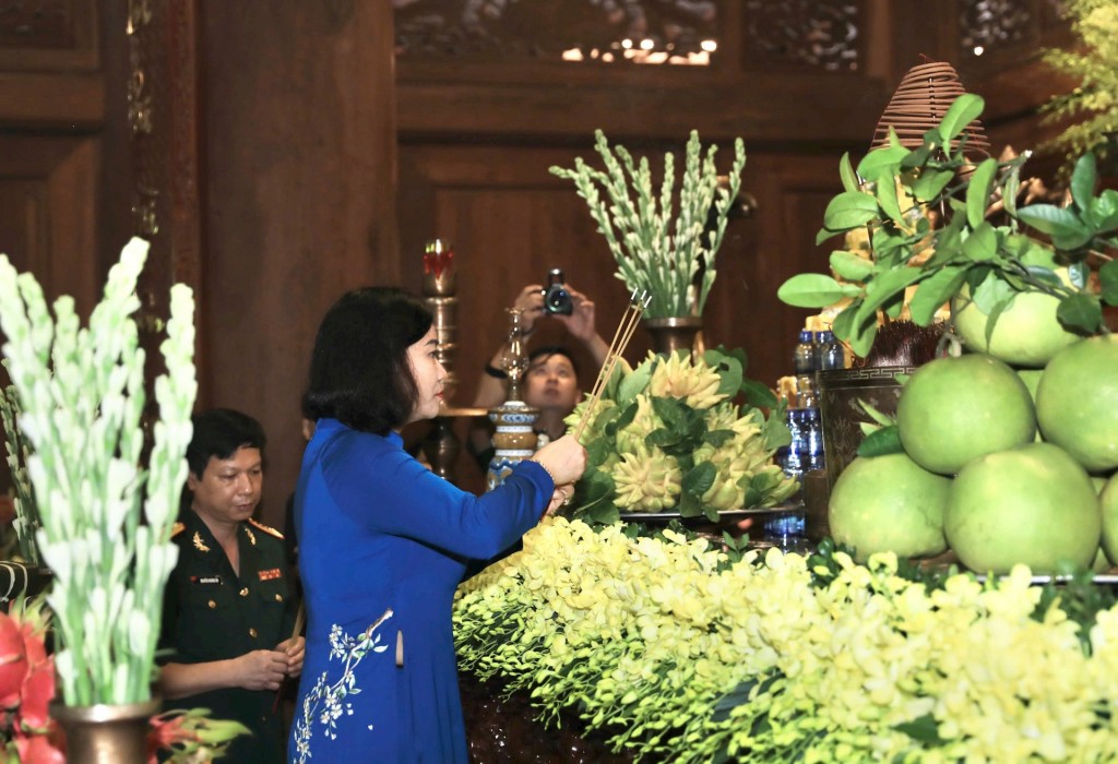 Đoàn đại biểu TP Hà Nội dâng hương tưởng niệm Chủ tịch Hồ Chí Minh tại Khu Di tích K9