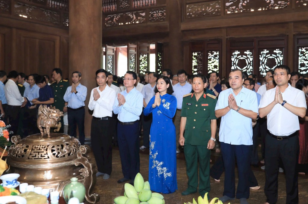 Đoàn đại biểu TP Hà Nội dâng hương tưởng niệm Chủ tịch Hồ Chí Minh tại Khu Di tích K9