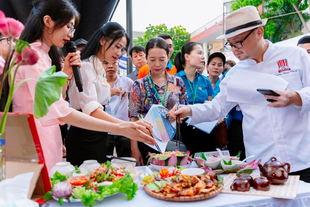 Anh Phụng thường xuyên làm Ban giám khảo các cuộc thi ẩm thực tại địa phương và các tỉnh, thành phố trong nước 