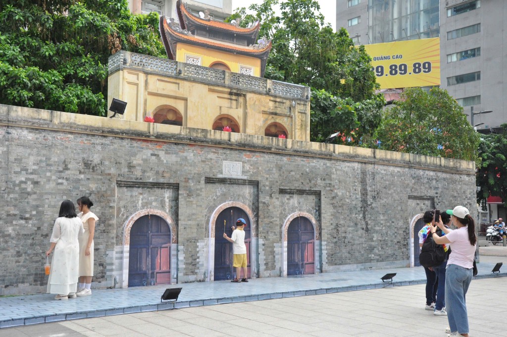 Hoàng thành Thăng Long, một di sản thế giới được UNESCO công nhận, là minh chứng cho bề dày lịch sử nghìn năm của đất nước. Triển lãm tái hiện lại những dấu ấn lịch sử thông qua các hiện vật, mô hình, và hình ảnh về quá trình hình thành và phát triển của Hoàng thành từ thời kỳ tiền Thăng Long đến khi trở thành trung tâm quyền lực của các triều đại phong kiến Việt Nam. Nhiều bạn trẻ chia sẻ rằng họ cảm thấy rất ấn tượng khi được trực tiếp nhìn thấy các hiện vật như các mẫu gạch cổ, các mảnh sành, sứ từ các triều đại khác nhau, và các mô hình kiến trúc tái hiện lại cảnh quan Hoàng thành xưa. Những câu chuyện lịch sử được kể lại qua triển lãm giúp họ hiểu rõ hơn về sự trường tồn và phát triển của văn hóa Việt Nam. Bên cạnh việc tìm hiểu về lịch sử, giới trẻ còn quan tâm đến cách thức bảo tồn và phát huy giá trị của di sản trong thời đại hiện nay. Qua đó, họ được truyền cảm hứng và hiểu rõ hơn về trách nhiệm của thế hệ trẻ trong việc bảo tồn và phát huy giá trị của các di sản văn hóa. chia sẻ rằng, sau khi tham gia triển lãm, họ cảm thấy tự hào hơn về truyền thống văn hóa của dân tộc và mong muốn được đóng góp vào việc bảo tồn và phát huy giá trị di sản. Việc tổ chức triển lãm “Hoàng thành Thăng Long - Hà Nội - Di sản cho mai sau” tại TP Hồ Chí Minh không chỉ mang đến cơ hội cho người dân thành phố hiểu thêm về văn hóa Hà Nội mà còn là dịp để thế hệ trẻ nhận thức sâu sắc hơn về vai trò của họ trong việc bảo tồn di sản. Triển lãm đã tạo ra một cầu nối giữa quá khứ và hiện tại, khơi gợi tình yêu văn hóa và ý thức trách nhiệm của giới trẻ đối với những giá trị truyền thống quý báu của dân tộc. Với những thành công của triển lãm, có thể thấy rằng sự quan tâm của giới trẻ đối với các di sản văn hóa đang ngày càng tăng lên. Điều này không chỉ là một tín hiệu tích cực cho việc bảo tồn di sản mà còn là nền tảng để xây dựng một tương lai bền vững, nơi mà các giá trị lịch sử và văn hóa tiếp tục được phát huy và truyền lại cho các thế hệ sau. Hoàng thành Thăng Long, một di sản thế giới được UNESCO công nhận, là minh chứng cho bề dày lịch sử nghìn năm của đất nước. Triển lãm tái hiện lại những dấu ấn lịch sử thông qua các hiện vật, mô hình, và hình ảnh về quá trình hình thành và phát triển của Hoàng thành từ thời kỳ tiền Thăng Long đến khi trở thành trung tâm quyền lực của các triều đại phong kiến Việt Nam. Nhiều bạn trẻ chia sẻ rằng họ cảm thấy rất ấn tượng khi được trực tiếp nhìn thấy các hiện vật như các mẫu gạch cổ, các mảnh sành, sứ từ các triều đại khác nhau, và các mô hình kiến trúc tái hiện lại cảnh quan Hoàng thành xưa. Những câu chuyện lịch sử được kể lại qua triển lãm giúp họ hiểu rõ hơn về sự trường tồn và phát triển của văn hóa Việt Nam. Bên cạnh việc tìm hiểu về lịch sử, giới trẻ còn quan tâm đến cách thức bảo tồn và phát huy giá trị của di sản trong thời đại hiện nay. Qua đó, họ được truyền cảm hứng và hiểu rõ hơn về trách nhiệm của thế hệ trẻ trong việc bảo tồn và phát huy giá trị của các di sản văn hóa. chia sẻ rằng, sau khi tham gia triển lãm, họ cảm thấy tự hào hơn về truyền thống văn hóa của dân tộc và mong muốn được đóng góp vào việc bảo tồn và phát huy giá trị di sản. Việc tổ chức triển lãm “Hoàng thành Thăng Long - Hà Nội - Di sản cho mai sau” tại TP Hồ Chí Minh không chỉ mang đến cơ hội cho người dân thành phố hiểu thêm về văn hóa Hà Nội mà còn là dịp để thế hệ trẻ nhận thức sâu sắc hơn về vai trò của họ trong việc bảo tồn di sản. Triển lãm đã tạo ra một cầu nối giữa quá khứ và hiện tại, khơi gợi tình yêu văn hóa và ý thức trách nhiệm của giới trẻ đối với những giá trị truyền thống quý báu của dân tộc. Với những thành công của triển lãm, có thể thấy rằng sự quan tâm của giới trẻ đối với các di sản văn hóa đang ngày càng tăng lên. Điều này không chỉ là một tín hiệu tích cực cho việc bảo tồn di sản mà còn là nền tảng để xây dựng một tương lai bền vững, nơi mà các giá trị lịch sử và văn hóa tiếp tục được phát huy và truyền lại cho các thế hệ sau.