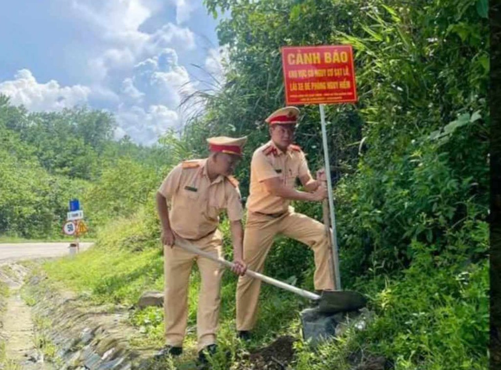 Phòng Cảnh sát giao thông đã chủ động tổ chức lắp đặt biển cảnh báo tại các điểm thường xảy ra sự cố nhất để cảnh báo