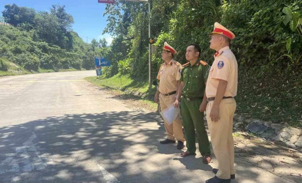 Để chủ động phòng ngừa những thiệt hại do sạt lở gây ra, Phòng Cảnh sát giao thông tỉnh Quảng Nam đã nhanh chóng triển khai các biện pháp ứng phó.